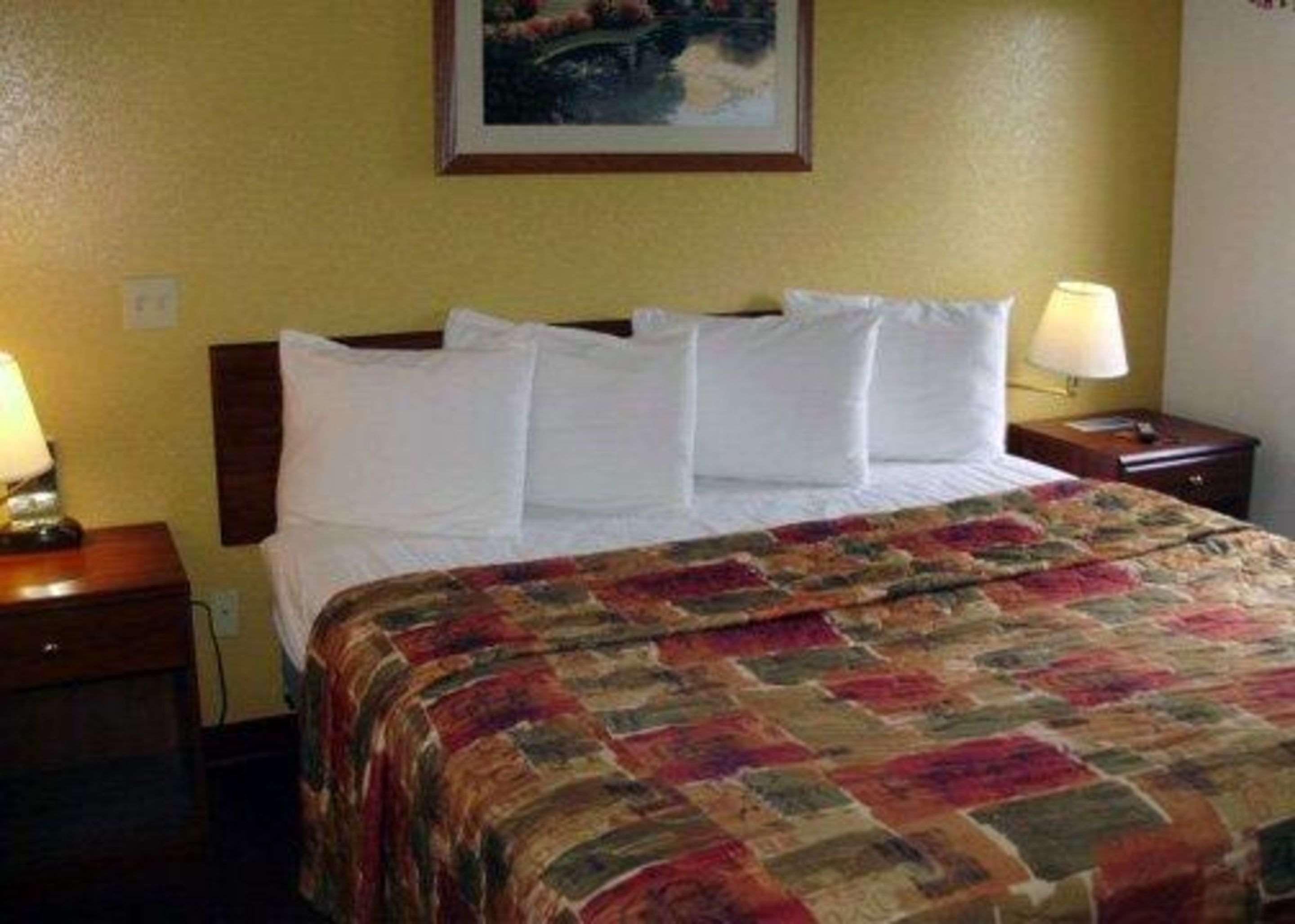 Rodeway Hotel 2*